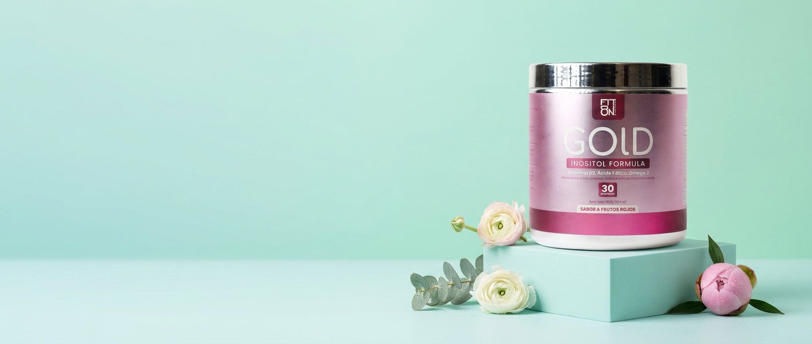 GOLD Inositol de Fit On sobre podio con flores